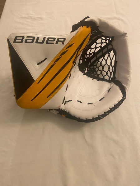 Intermediate Bauer Vapor 3x Goalie Glove Sport gold.