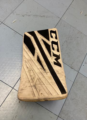 Used Ccm Extreme Flex 4.9 Blocker Regular Hand