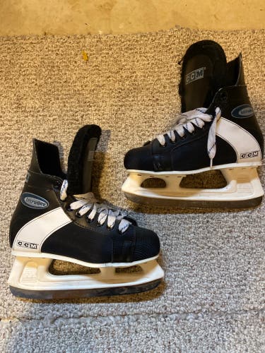 Junior CCM Size 5 Intruder Hockey Skates
