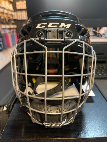 Used Youth CCM  Fitlite 3DS Helmet