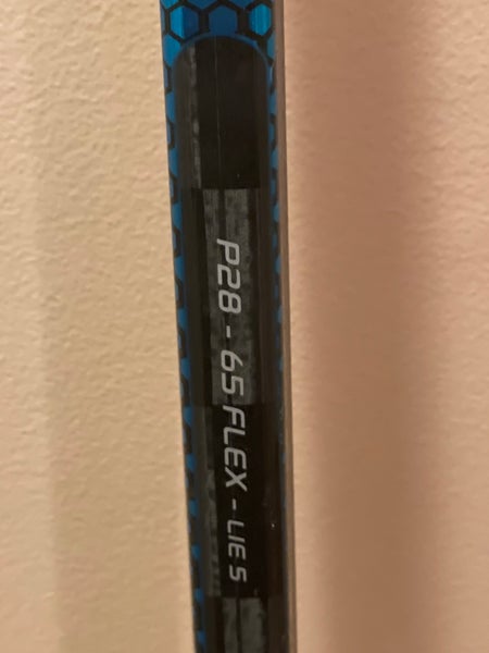 Intermediate Right Handed P28 Nexus Geo Hockey Stick