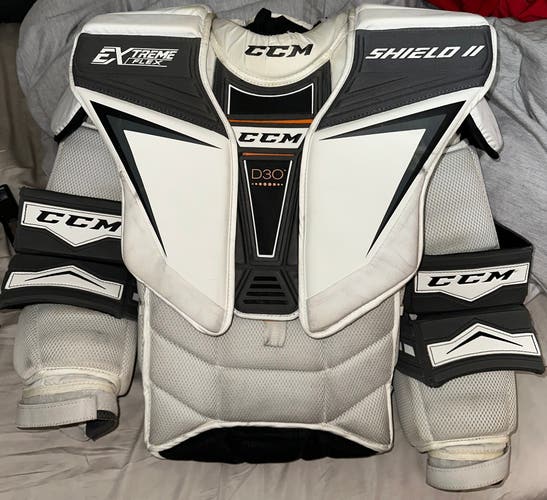 CCM D30 ExTreme Flex Shield II Chest Protector