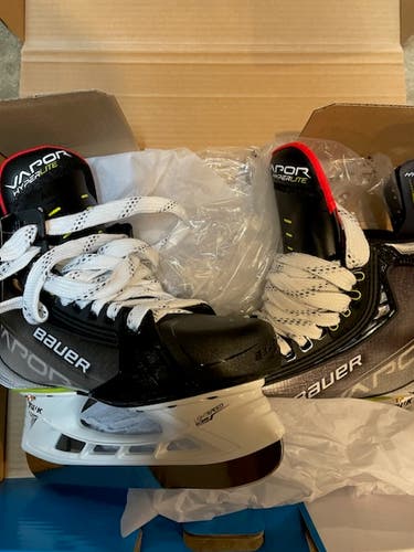 Intermediate New Bauer Vapor Hyperlite Hockey Skates Size 4.5