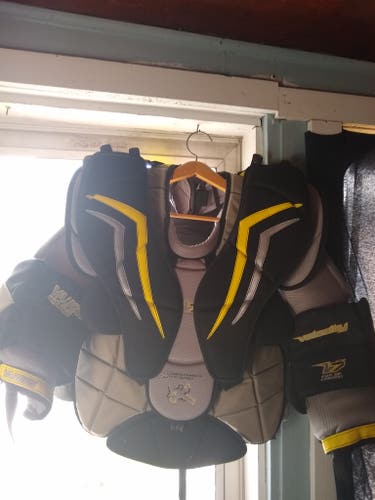 Used Medium Vaughn Velocity V7 Goalie Chest Protector