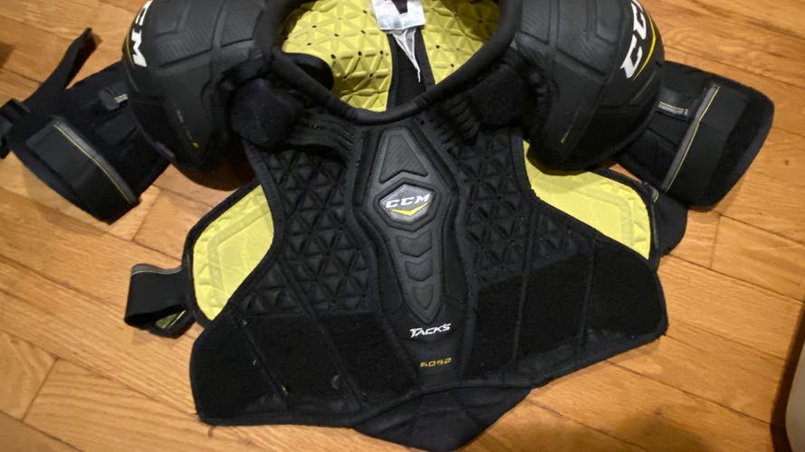 Used Small SR CCM Tacks 6052 Shoulder Pads