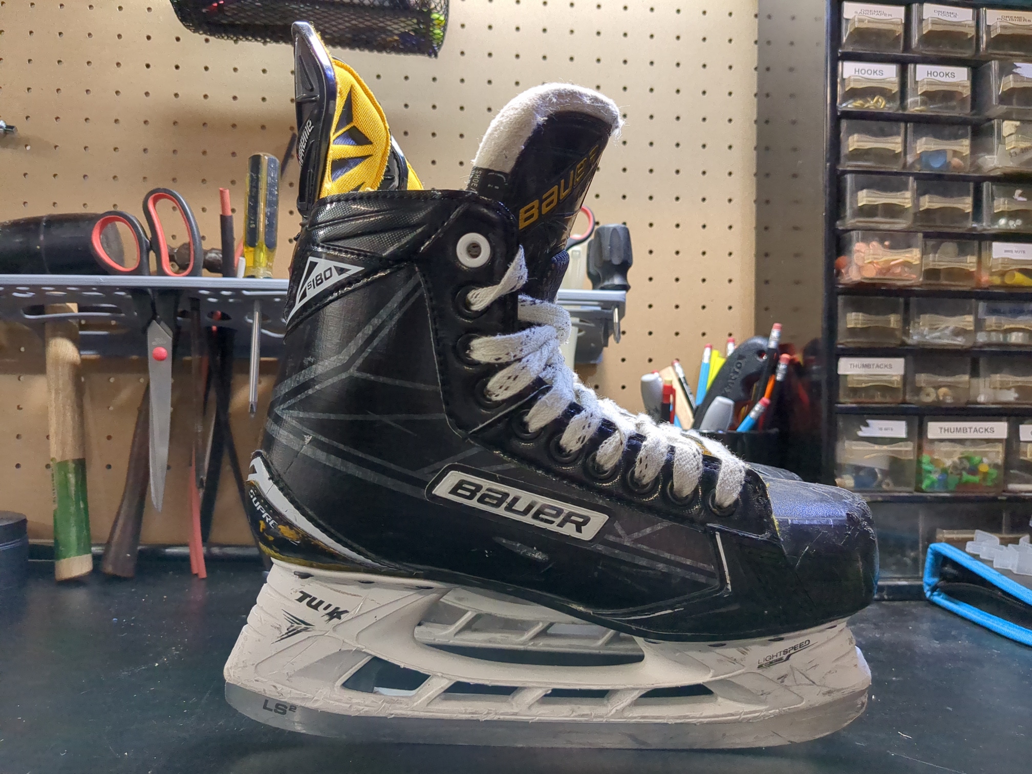 Senior Used Bauer Supreme S180 Hockey Skates Regular Width Size 6