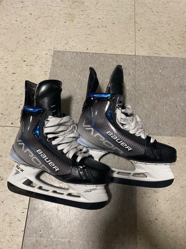 New Bauer Regular Width Pro Stock Size 8.5 Vapor Hyperlite Hockey Skates