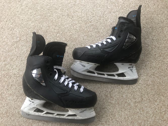 Junior Used True Pro Custom Hockey Skates Extra Wide Width Size 4.5