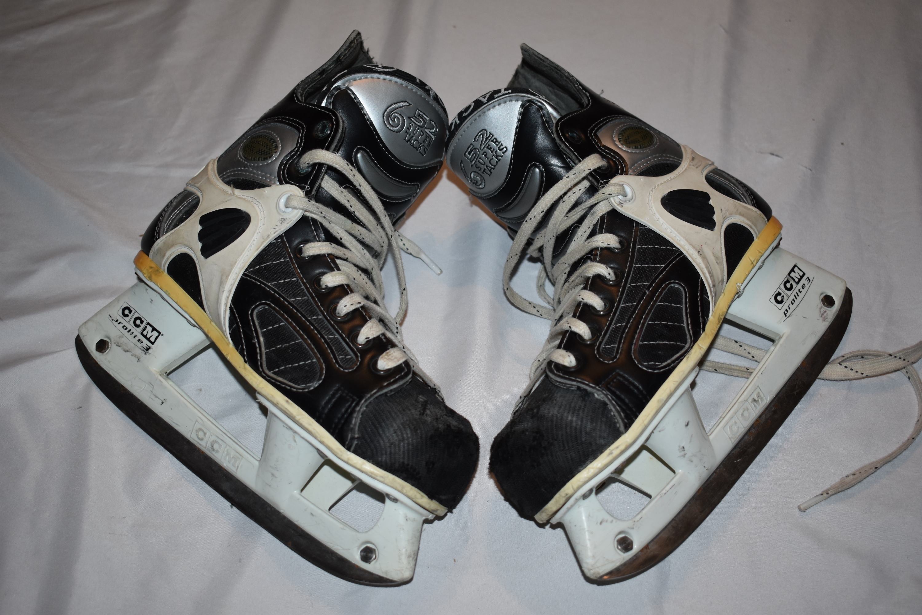 CCM Super Tacks 652 Hockey Skates, Size 4.5