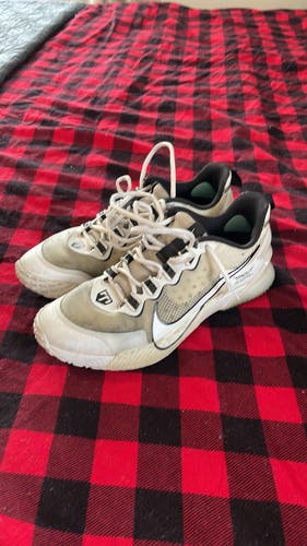 White Men's Turfs Low Top Force Zoom Trout 7
