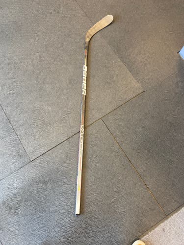 Junior Right Handed P28  Vapor Hyperlite Hockey Stick