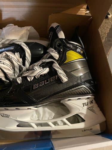 New Bauer Supreme 3S Pro Hockey Skates Size 7