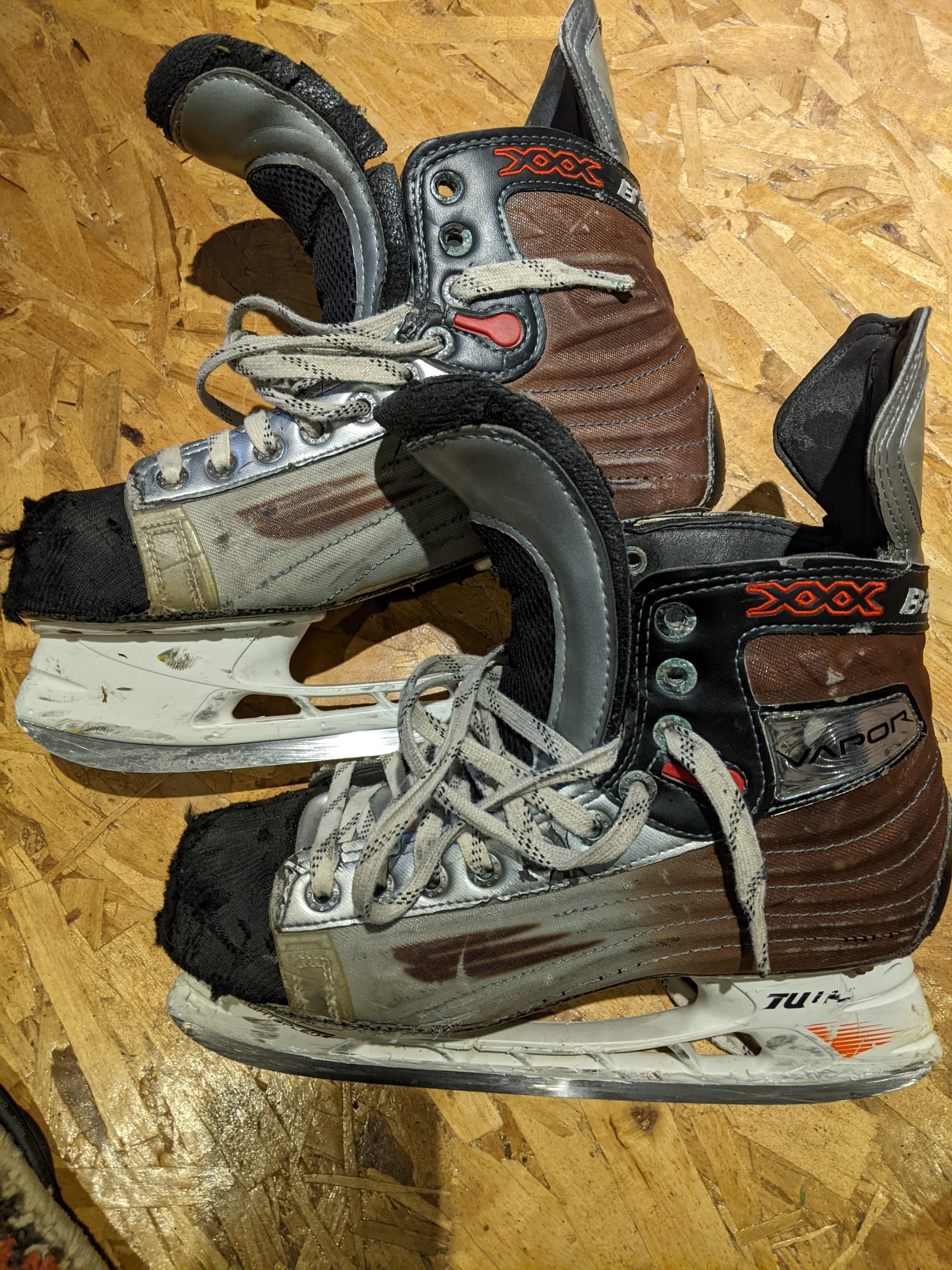 Senior Used Bauer Vapor XXX Hockey Skates Regular Width Size 8.5