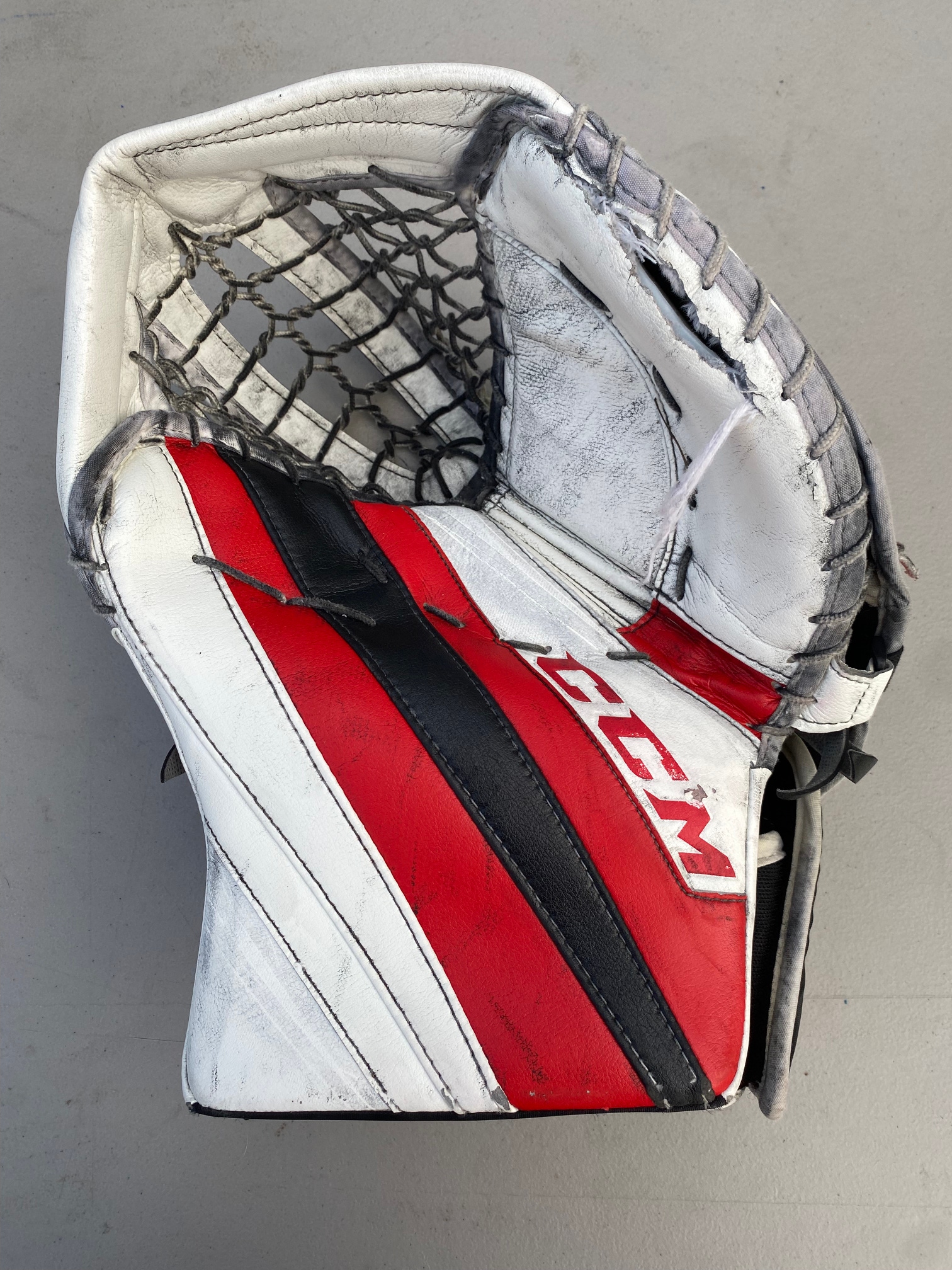 CCM EXTREME FLEX 5 Pro Stock Goalie Glove 600 Blackhawks MORRIS 3570