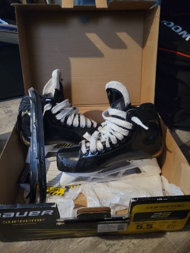 Junior Used Bauer Supreme 2S Hockey Goalie Skates Regular Width Size 5.55