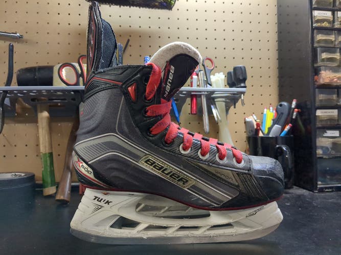 Junior Used Bauer Vapor X600 Hockey Skates Regular Width Size 4.5