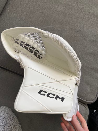 New Regular Axis 2.9 Goalie Glove