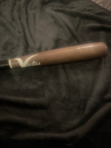 Used Youth Victus Wood Tatis Bat (-8) 23 oz 31"