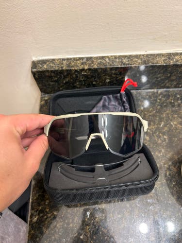 Unisex One Size Fits All 100% Sunglasses