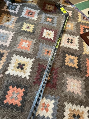 Senior Left Hand P28M Alpha LX Team Hockey Stick
