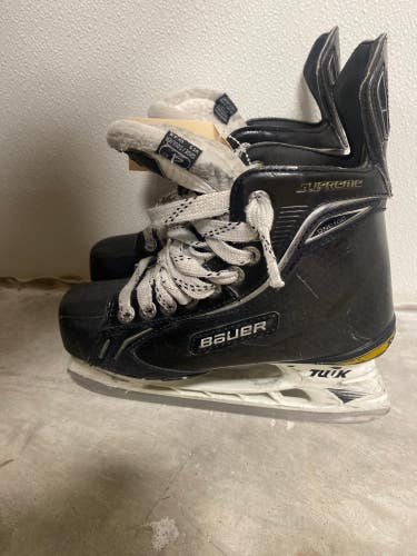 Junior Used Bauer One100 Hockey Skates 4.0