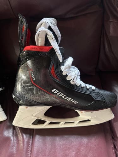 Senior Bauer Regular Width  Size 10 Vapor 3X Pro Hockey Skates