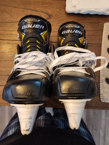 Senior lightly used Bauer Supreme UltraSonic Hockey Skates Size 8