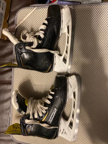 Junior Bauer Regular Width  Size 5 Supreme Hockey Skates
