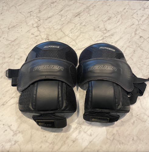 Bauer Supreme 37.5 R Senior Goalie Knee Guards