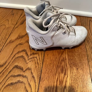 White Youth Used Size 2.5 Molded Cleats New Balance Mid Top Freeze