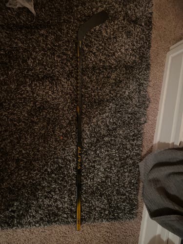 Intermediate Right Handed W28  Alpha DX Hockey Stick