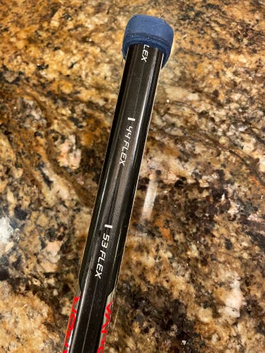 Junior Bauer Right Handed Vapor Hyperlite Hockey Stick P28 30 Flex