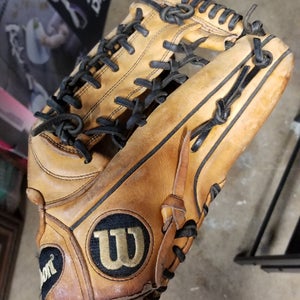 Used Wilson Right Hand Throw Outfield A2000 Baseball Glove 12.5"