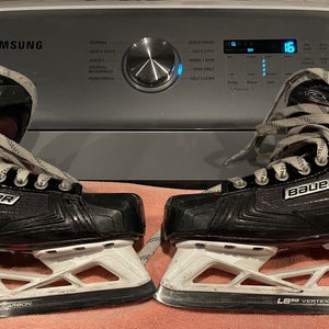 Junior Bauer vapor x900 Hockey Goalie Skates Regular Width Size 3.5 w/ LS5g Carbon Runners