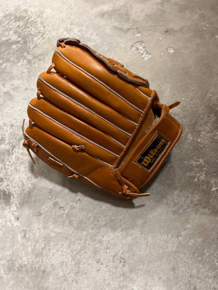 Wilson A2270 Right Hand Throw Baseball Glove 9"