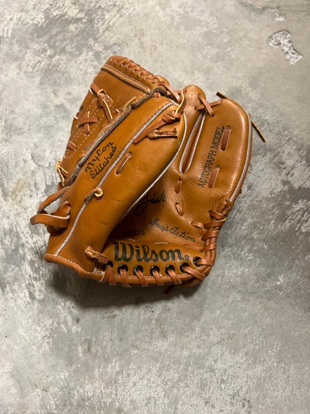Wilson A2270 Right Hand Throw Baseball Glove 9"