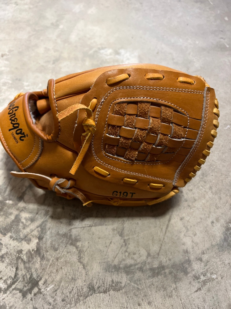New MacGregor Right Hand Throw Baseball Glove 9.5"