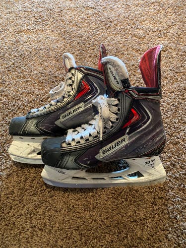Intermediate Bauer Regular Width Size 4 Vapor APX2 Hockey Skates