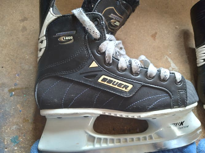 Junior Used Bauer Supreme 1000 Hockey Skates Size 5