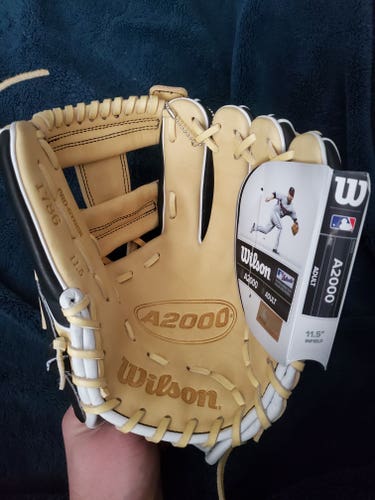 New Wilson Right Hand Throw Infield A2000 Baseball Glove 11.5"