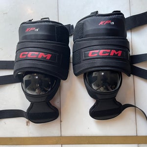 CCM Intermediate goalie knee guards