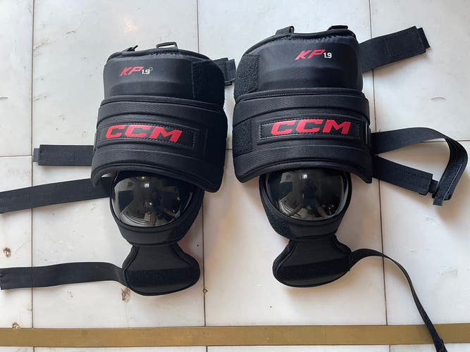 CCM Intermediate goalie knee guards