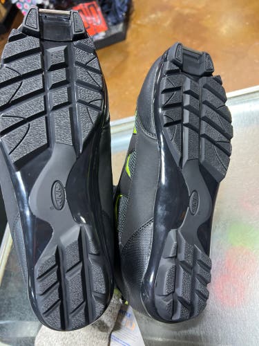 Size 10 New 802 NNN Cross Country Ski Boots