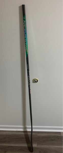 Senior Right Handed P92M Nexus 2N Pro Hockey Stick