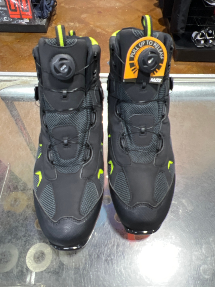 Size 6 New  802 NNN Cross Country Ski Boots