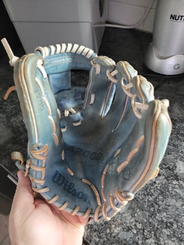 Used Wilson Right Hand Throw Infield A2000 Baseball Glove 11.5"