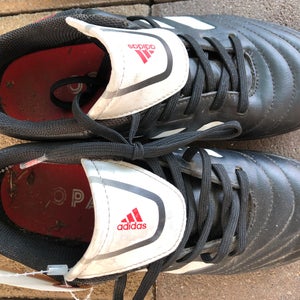 Adult Used Men's 4.5 (W 5.5) Adidas Shoes