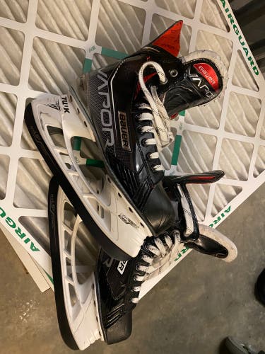New Bauer Regular Width Size 8 Vapor Hockey Skates