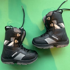 Used Kid's Burton Grom Snowboard Boots - Size: M 4.0 (W 5.0)