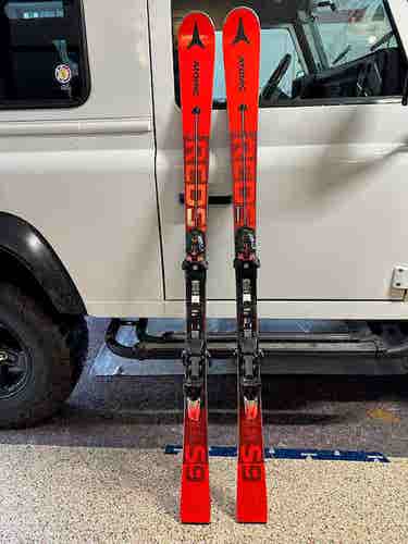 Used Men's 2021 Atomic 165cm Slalom Redster S9 Skis.